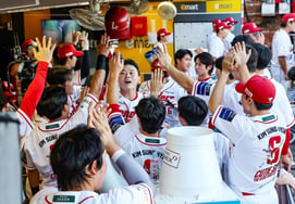 'Retirement Ceremony of a One-Club Man, 10,000 Spectators, Secured Victory' — SSG's Romantic Night Delivers Fifth Consecutive Win to Anxious Doosan [Incheon On-Site Review]