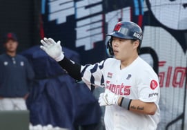 [Photo] Go Seung-min's 'Heartwarming 125m Three-Point Home Run'