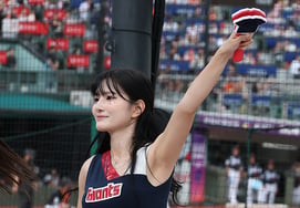 [Photo] Park Soo-yeon, the long-legged maestro