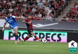 "Will the team that's supposed to win, wins?" Seoul, riding a five-game winning streak, secures a narrow 1-0 victory over Incheon despite misfortune with a red card and an own goal... Leading by a staggering 17 points over second place [Seoul Olympic Stadium on-site]