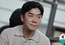 'En tres minutos, tarjeta roja': Incheon se complica. Al preguntarle al entrenador Yoon Jeong-hwan: «¿Qué le pareció la decisión?», respondió: «Lo verificaré, pero debo aceptarlo» [en el lugar de Sangam]