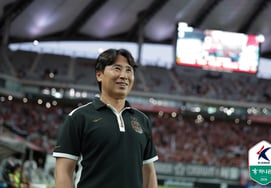 "Una batalla sangrienta de 11 contra 10 que hizo sudar frío": el entrenador Kim Ki-dong del Seúl, en el descanso, les dijo a los jugadores: "No hace falta proceso, si ganamos, acabó". [En el lugar de Sangam]