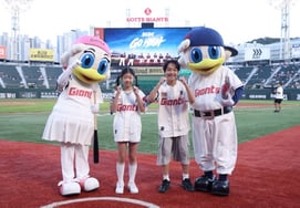'Visiting schools for 11 years': Lotte Giants conducts T-ball classes with Busan students... Coach Kim Moon-ho provides direct instruction!