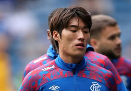 Ah! Kim Min-su, after a tense exchange with a teammate, missed the penalty kick and failed to score his debut goal for Scotland... Rangers secured a narrow 1-0 victory.