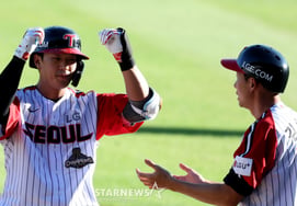 [Photo] 'Safe at the bases loaded!' Song Chan-ui