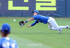[Ảnh] 'Lúc này phải lặn cứu bóng!' Park Seung-gyu