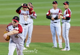 [Photo] Kennedy follows Lim Chan-kyu in the top of the 6th inning