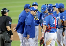[One Quick Look] Pitch count reached 100... 'Manager Park Jin-man who visited in the bottom of the 6th'