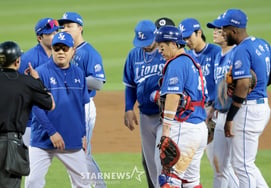 [Photo] Manager Park Jin-man, who came to find Harado in the bottom of the sixth inning