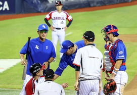 [Photo] Kim Tae-hoon expresses apology for hit-by-pitch