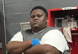 "触れたら飛んでいく" 188cm・172kgの'10代の怪物'登場にアメリカのアメリカンフットボール界が騒然··· 「ビッグベイビーが登場」スカウトたちが超集中