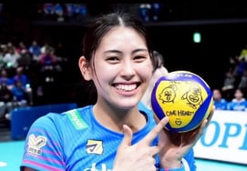 '181 cm, piernas de 8 partes': la selección nacional femenina de voleibol de Japón también 'roba miradas' fuera de la cancha... "El ajuste del uniforme es espectacular + el espique visual" causa revuelo al asistir a un partido de fútbol