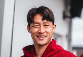 De nuevo, el "maestro" Lee Jae-sung estalla con su primera asistencia de la liga: el Mainz aplasta al Hamburgo por 5-0 y logra su primera victoria de la temporada.