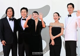 Seol Kyeong-gu and Jo In-sung in tears... 'Possible Love' receives six-minute standing ovation at Venice Film Festival