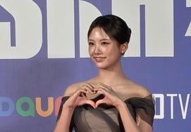 Lee Jae-si, daughter of Lee Dong-gook, shines at awards ceremony photo wall.. Mother Lee Soo-jin: "She isn't even nervous"