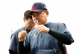 '3 años por 2.400 millones de wones': Kim Tae-hyung no pudo acercarse ni a un solo juego de otoño durante toda la vigencia del contrato → Posibilidad de PS prácticamente extinta; el 'número trágico' es ahora '12'