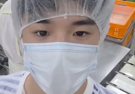 'Rejected from KATUSA' Yoon-hu works at fish cake factory..Wearing hairnet and mask, "secretly revealed" [Star Issue]