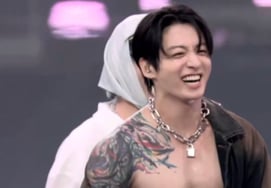 BTS Jung-kook, sudoroso y con el torso al descubierto en su concierto de Los Ángeles: explosión de abdominales perfectos que sacuden a los espectadores y las redes sociales