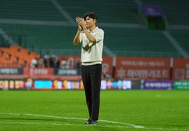 [Official] Coach Jeong Kyung-ho, who achieved "historic results," renews contract with Gangwon for one more year: "Love for my hometown comes before conditions"