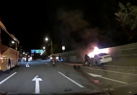 Drivers bleeding amidst soaring flames.. GwangjuFC's Shin Chang-moo and Fredyonsen saved them [Han-Bliri]