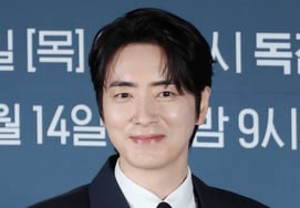 Lee Jun-hyeok "Winning Women's Hearts with a Hand Heart" [★Photo]