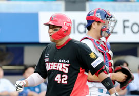 "He hits too well; hit it just enough!" Park Jin-man is on high alert against Kim Tae-gun, who swings a fiery bat whenever facing Samsung