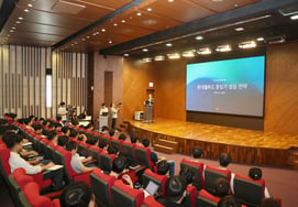 Seo Jeong-ho, CEO of Lotte Wellfood, pushes forward a mid-to-long-term growth strategy with a two-track approach: strengthening domestic foundations and expanding overseas.
