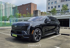 __FIGURE_BLOCK_0000__
Cadillac Escalade IQ là chiếc SUV hạng sang được thiết kế để vượt trội hơn những gì mà động cơ V8 truyền thống có thể mang lại. Với công nghệ hybrid điện tiên tiến, mẫu xe này kết hợp sức mạnh với hiệu quả nhiên liệu, tạo ra một trải nghiệm lái vượt trội.
Escalade IQ được trang bị hệ thống hybrid điện mạnh mẽ, cung cấp hiệu suất vượt trội so với các động cơ V8 thông thường. Công nghệ này không chỉ cải thiện khả năng tăng tốc mà còn giảm tiêu thụ nhiên liệu đáng kể, mang lại lợi ích kinh tế cho chủ sở hữu.
Ngoài hiệu suất, Escalade IQ còn nổi bật với thiết kế ngoại thất sang trọng và nội thất cao cấp. Cabin được trang bị các tính năng công nghệ hiện đại, bao gồm hệ thống giải trí tiên tiến và các tiện nghi hàng đầu trong phân khúc.
Cadillac Escalade IQ đại diện cho tương lai của xe hạng sang, nơi mà công nghệ hybrid điện mang lại sức mạnh, hiệu quả và sang trọng trong một gói hoàn chỉnh.