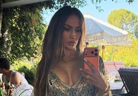 ジェニファー・ロペス、57歳とは思えない水着姿で引き締まったボディを披露