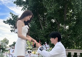 カン・ギュンソン、♥婚約者に「協賛撮影」と嘘..膝をついてびっくりプロポーズ