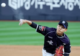 [Foto] So Hyoung-jun, titular ante los SSG Landers