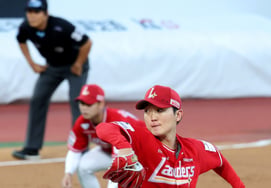 [Foto] 'Gran actuación como abridor contra KT': Kim Geon-woo de Landers