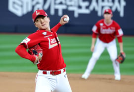[Photo] 'So Hyoung-jun and starting pitcher matchup' Lander's Kim Geon-woo
