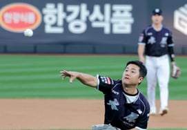 [Ảnh] 'Cầu mong chiến thắng KT' Kim Hyo-sung thực hiện cú ném bóng khai mạc