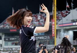 [Photo] 'Landers' outs continue today!' KT Lee Geum-ju