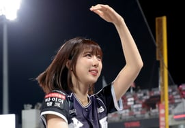 [Photo] 'Come to the baseball stadium for the fun of the out-song~~' KT Lee Geum-ju