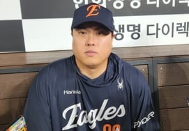 "I'm sorry I couldn't win for three months." Ryu Hyun-jin, who ended the 89th-day nightmare, said, "I'm sorry; it doesn't matter if the team wins..." He bowed his head even after the victory. [Daejeon Field]
