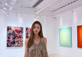 「42歳初妊娠」イ・ダヘ、中国でDラインワンピースを着用..「圧迫ストッキングを履いて、よく歩き回っている」