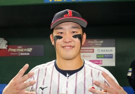 ¡Impacto! El campeón de jonrones japonés, que se divorció repentinamente en agosto, es sorprendido en una cita íntima con una camarera de cerveza en un hotel → La nación japonesa queda atónita.