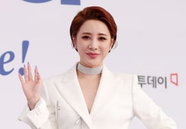 不坐头等席就不登机？歌手徐仁英首次回应“特权行为”争议：“承认当时狂妄无礼”[Star Issue]