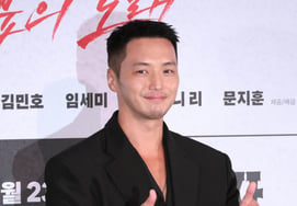 Byun Yo-han's 'Cute Thumbs Up' [★Photo]