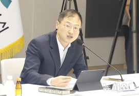 Kim Sang-wook, alcalde de Ulsan, lanzará el primer pitazo en el último partido local de la temporada de los Ulsan Whales; se espera incluso la visita del presidente Heo Goo-yeon para el partido contra KT el día 13.