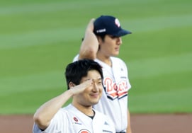 [De un vistazo] Oso de peluche saludando con el brazo en alto para desear la victoria 'Doosan-SSG: lanzamiento ceremonial' por el actor Nam Tae-woo