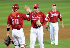 [Foto] "Mi misión termina aquí": Lee Ro-un es relevado en el séptimo inning con dos outs y corredores en segunda base