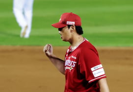 [Foto] Kim Min, quien atrapó a Yang Eui-ji en el final de la séptima entrada