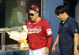 [Ảnh] 'Cầm bó hoa chúc mừng 200 chiến thắng về nhà' Huấn luyện viên Lee Sung-yong của Landers