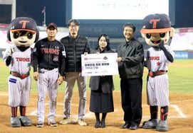 'One home run equals 1 million won': 26 million won donated over two years... LG's Oh Ji-hwan receives Ministry of Health and Welfare Minister's Commendation