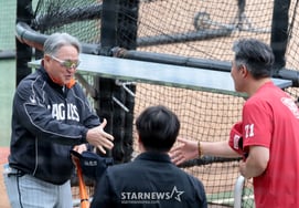 [Photo] 'We should meet in autumn baseball' — Hanwha Eagles manager Kim Kyung-moon shakes hands with LG Twins manager Lee Sung-yong