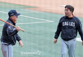 [Foto] El entrenador Kim Kyung-moon conversa con el entrenador de entrenamiento Lee Ji-pung