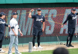 [Foto] Kim Seo-hyun se estira con tubos